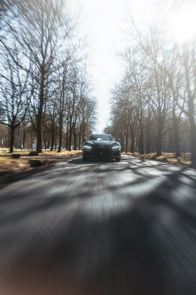 Ferrari Purosangue in einer Allee