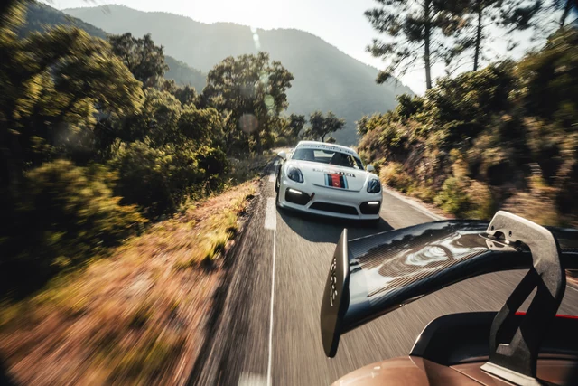 Porsche Cayman GT4 in Fahrt auf einer Bergstraße