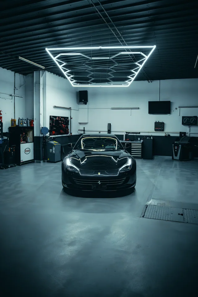 Ferrari GTC4Lusso im Studio unter einer Lichtdecke