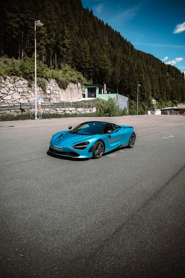 McLaren am Straßenrand vor Bergkulisse