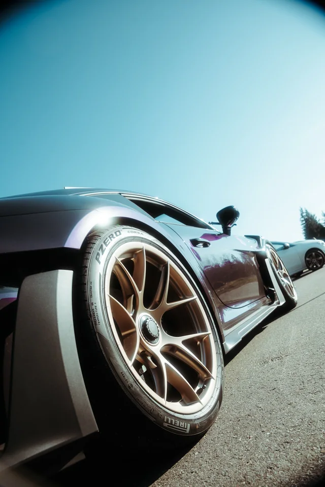 Rad eines Porsche GT3 RS mit goldener Felge