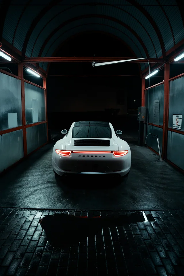 Porsche 911 auf nassen Fliesen