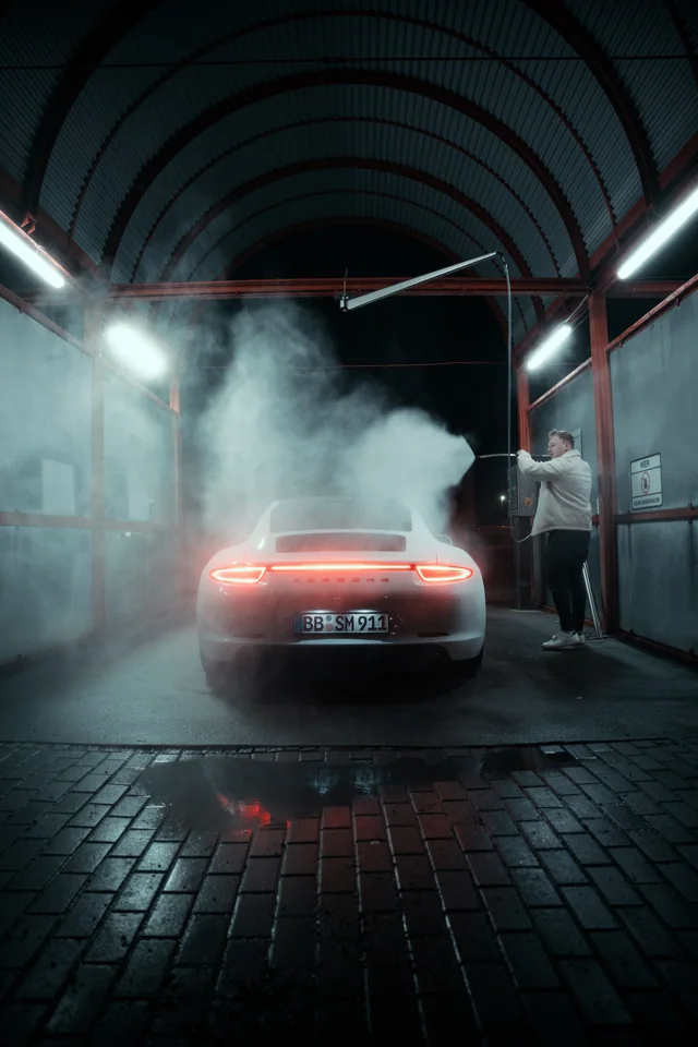 Porsche 911 im Dampf einer Waschhalle