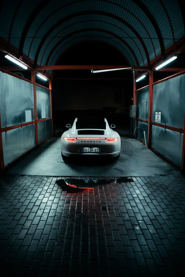 Porsche 911 von hinten in der Waschhalle