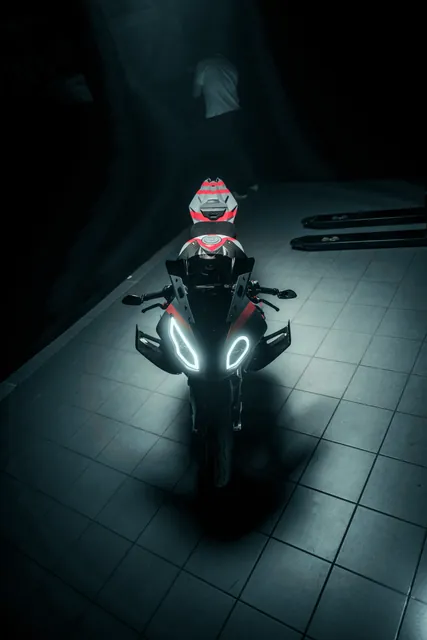 Superbike von vorn mit Tagfahrlicht