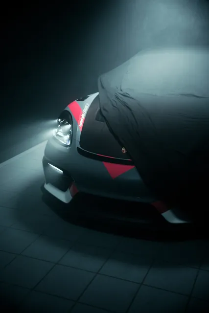 Front des GT4 RS unter dem Tuch
