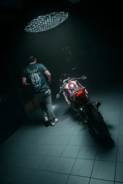 Maurice Veith richtet ein Motorrad im Studio für den Reveal ein